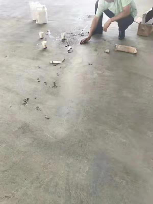 混凝土地面出现的麻面跟坑槽怎么处理呢(pic1) 混凝土地面出现的麻面跟坑槽怎么处理呢(pic1)