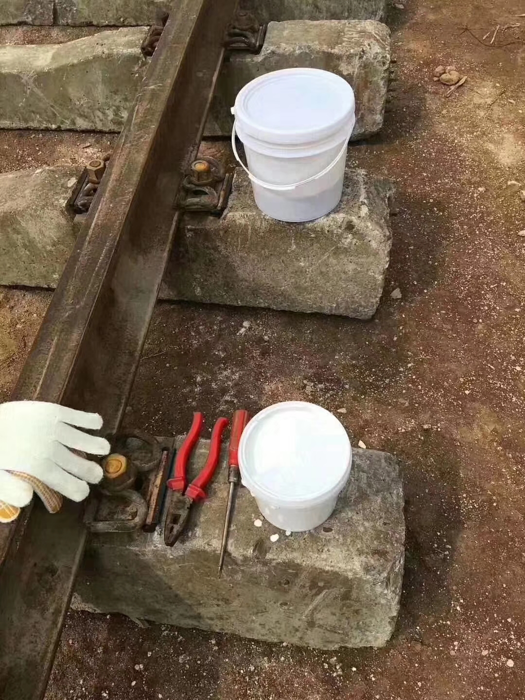绝缘道钉锚固剂(pic1) 绝缘道钉锚固剂(pic1)
