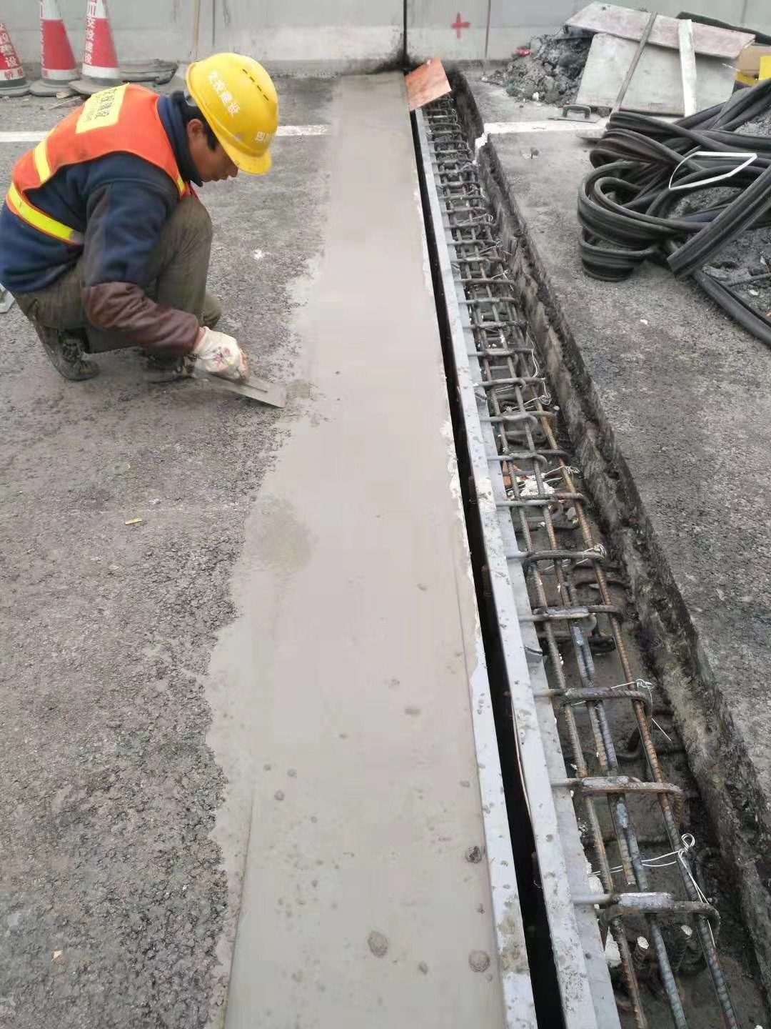 公路沟槽修补料(pic1) 公路沟槽修补料(pic1)